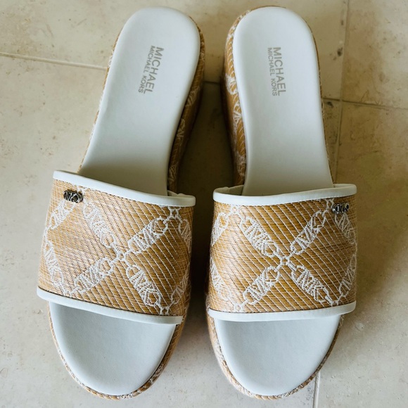 Michael Kors Tan and White Raffia Platform Slides - Picture 4 of 6